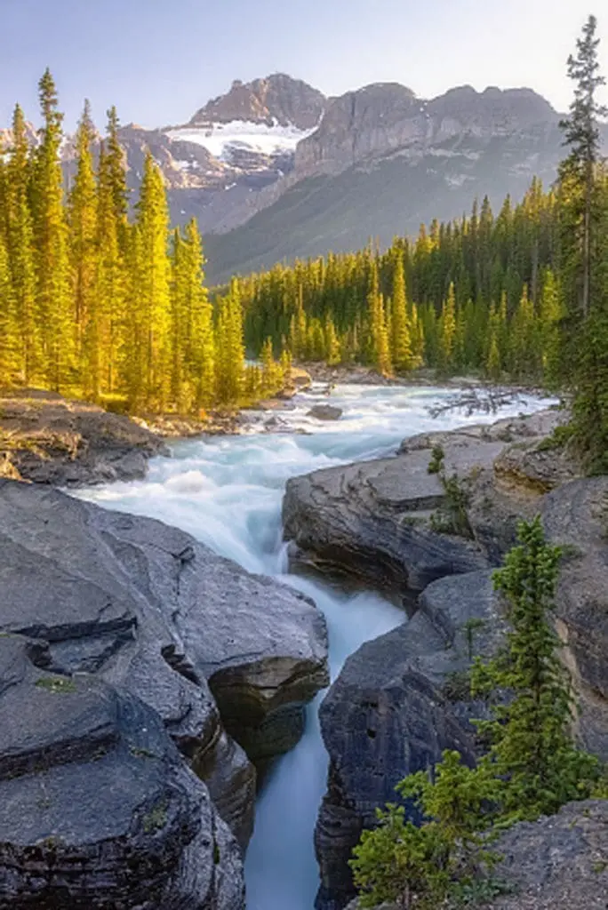 Retrécissement d'une rivière
